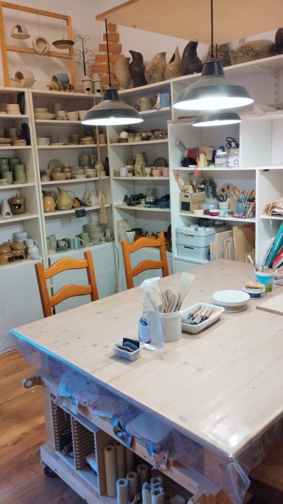 La table de modelage, dans l'atelier