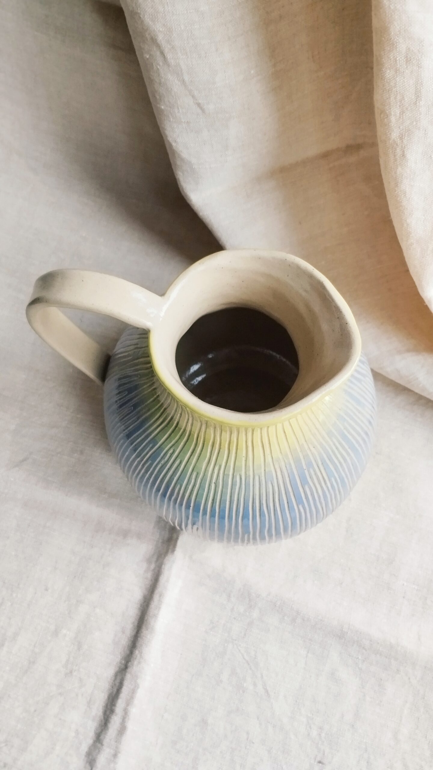 carafe Sillon figue. Céramique artisanale colorée en dégradé de mauve et vert. Motif de lignes verticales gravées