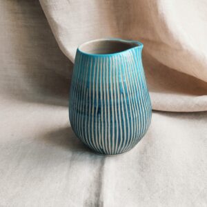 Verseuse Sillon bleu et lagon. Céramique artisanale colorée en dégradé de bleu. Motif de lignes verticales gravées