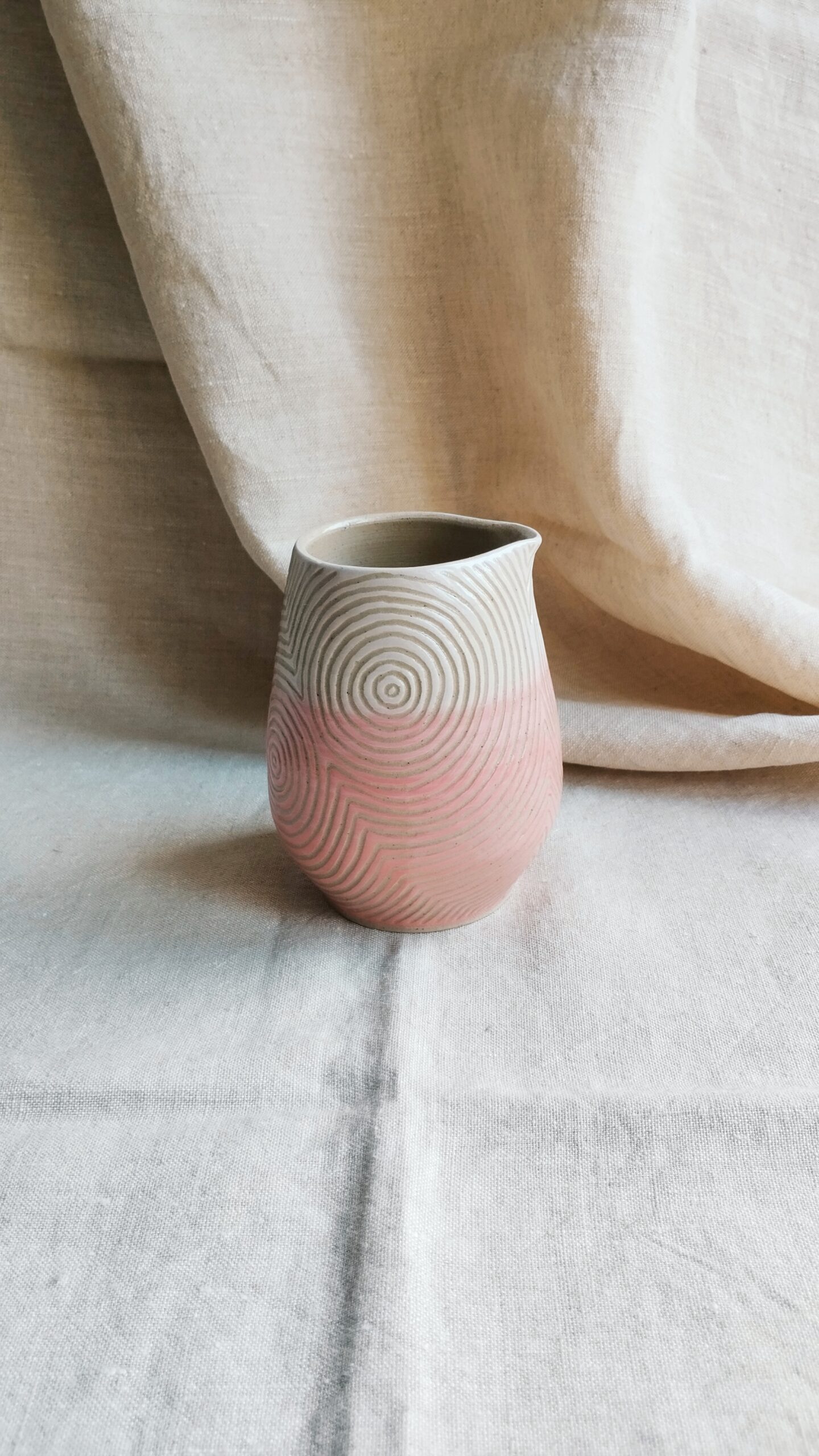 Verseuse Sillon rose. Céramique artisanale colorée en dégradé de rose. Motif de lignes concentriques gravées