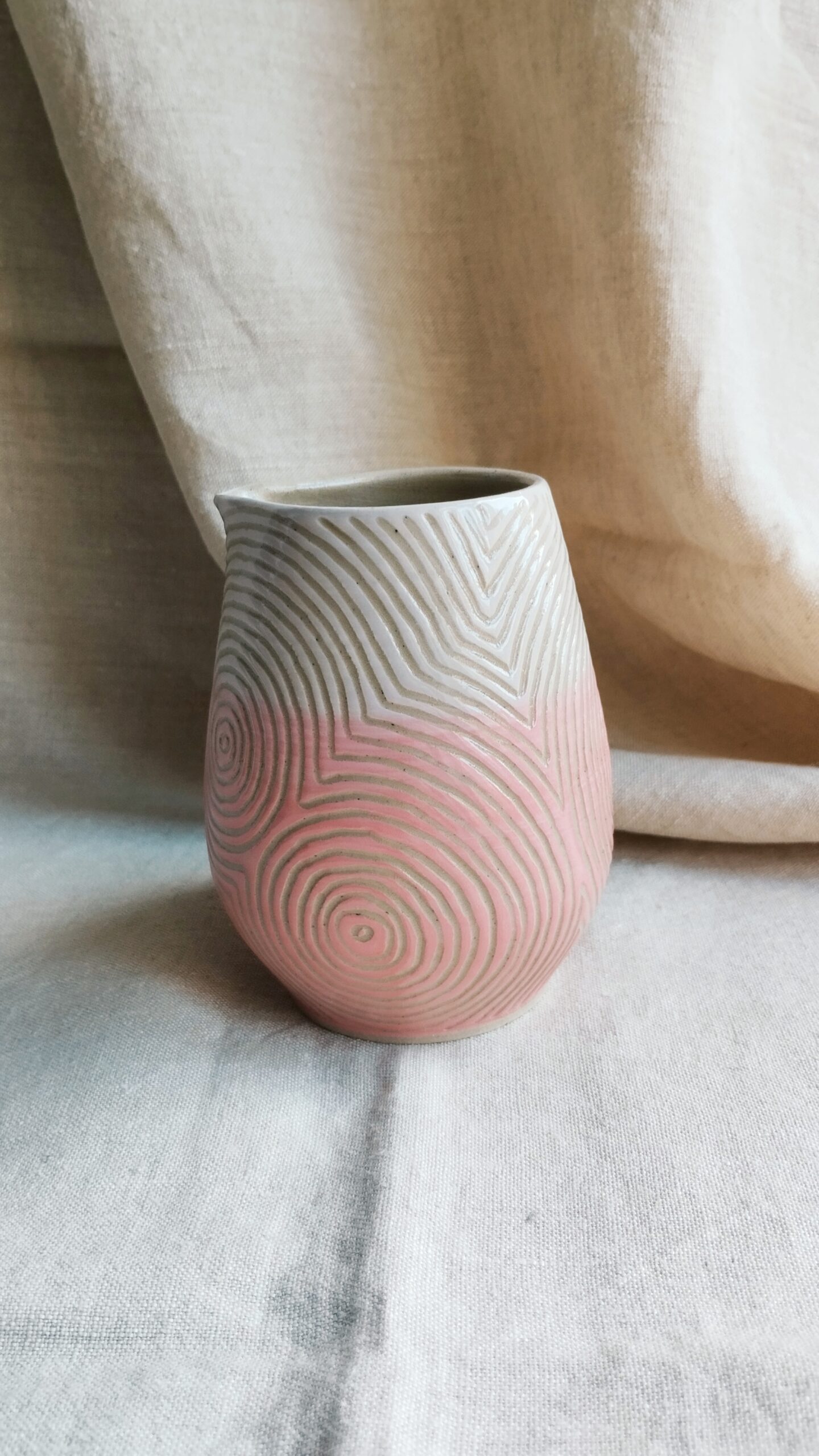 Verseuse Sillon rose. Céramique artisanale colorée en dégradé de rose. Motif de lignes concentriques gravées
