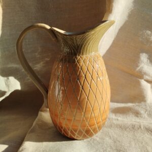 Carafe Sillon ananas. Céramique artisanale colorée rappelant un ananas. Motif de lignes gravées.