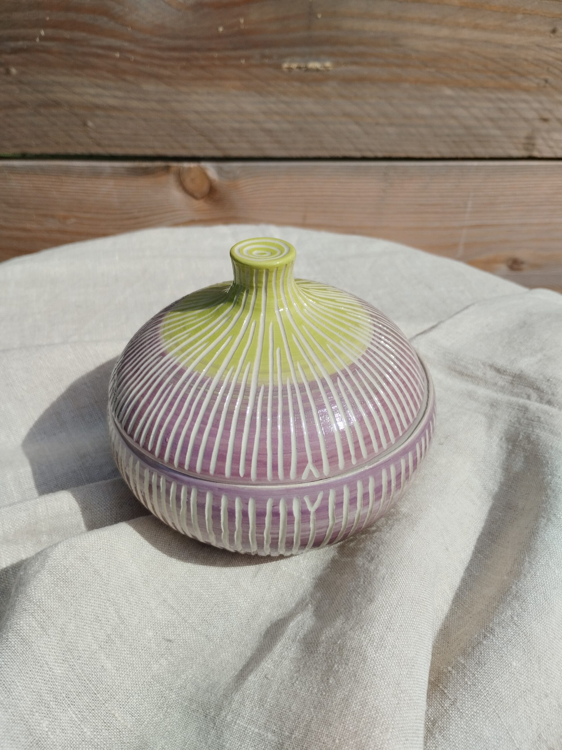 Boite "Sillon" figue, en céramique artisanale verte et mauve, gravée de lignes verticales, fermée