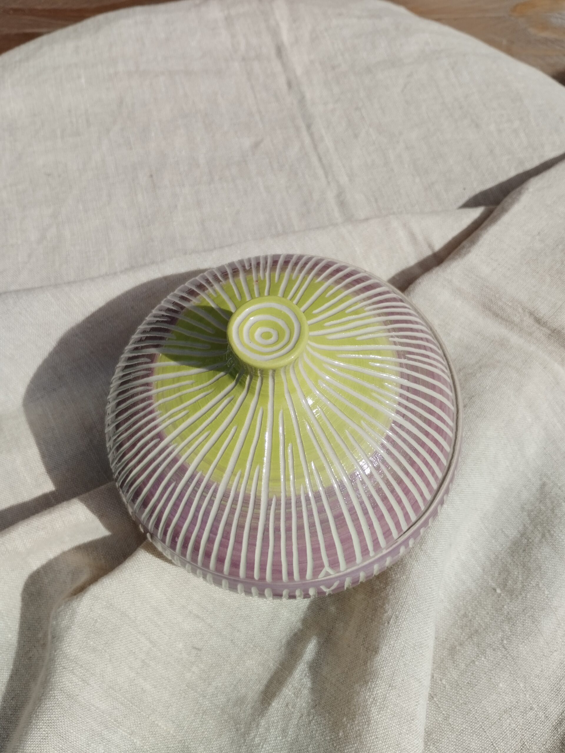 Boite "Sillon" figue, en céramique artisanale verte et mauve, gravée de lignes verticales, vue de dessus