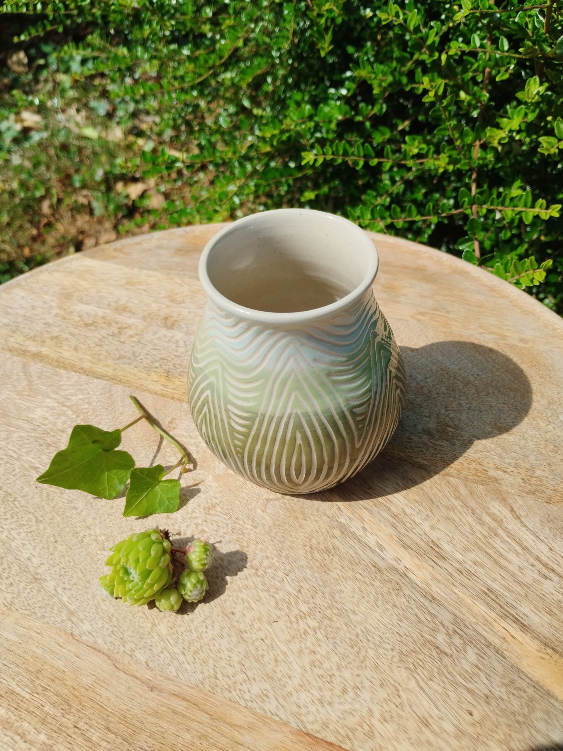 Vase "sillon" vert et ciel. Poterie artisanale. Céramique décorée en dégradé de vert à bleu. Motif de lignes gravées évoquant des feuilles