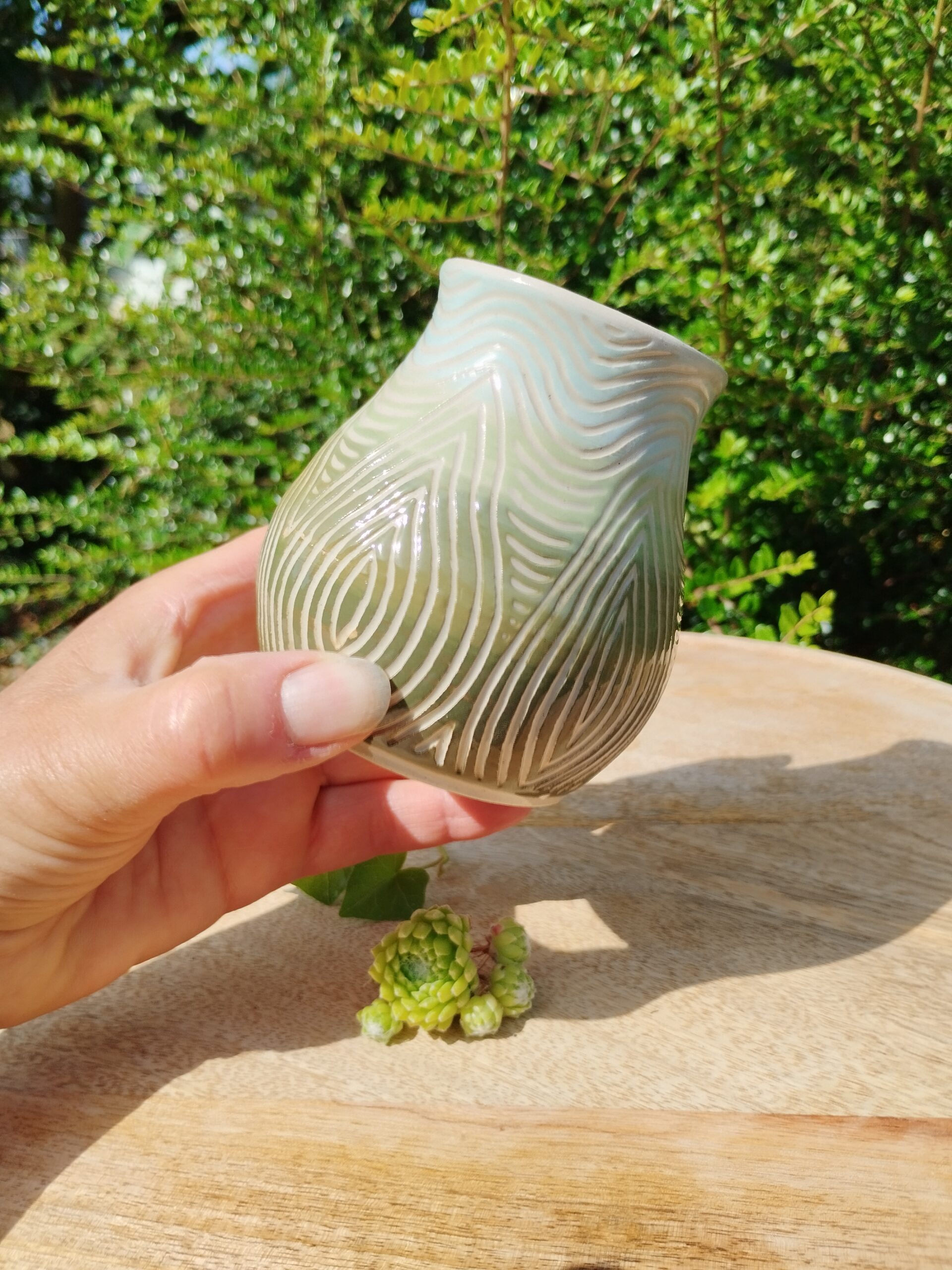 Vase "sillon" vert et ciel. Poterie artisanale. Céramique décorée en dégradé de vert à bleu. Motif de lignes gravées évoquant des feuilles