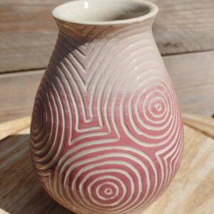 Vase en céramique. Poterie colorée en dégradé de cassis er rose, avec motif de lignes gravées en cercles concentriques