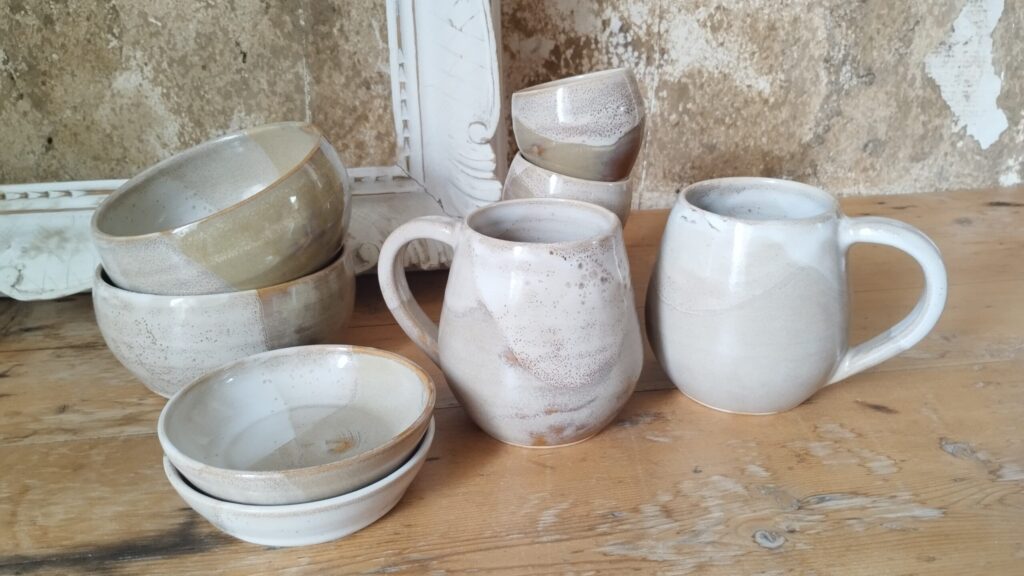 collection sable cuivré Ensemble de céramiques artisanales beige et blanc, bol, tasse, coupelle