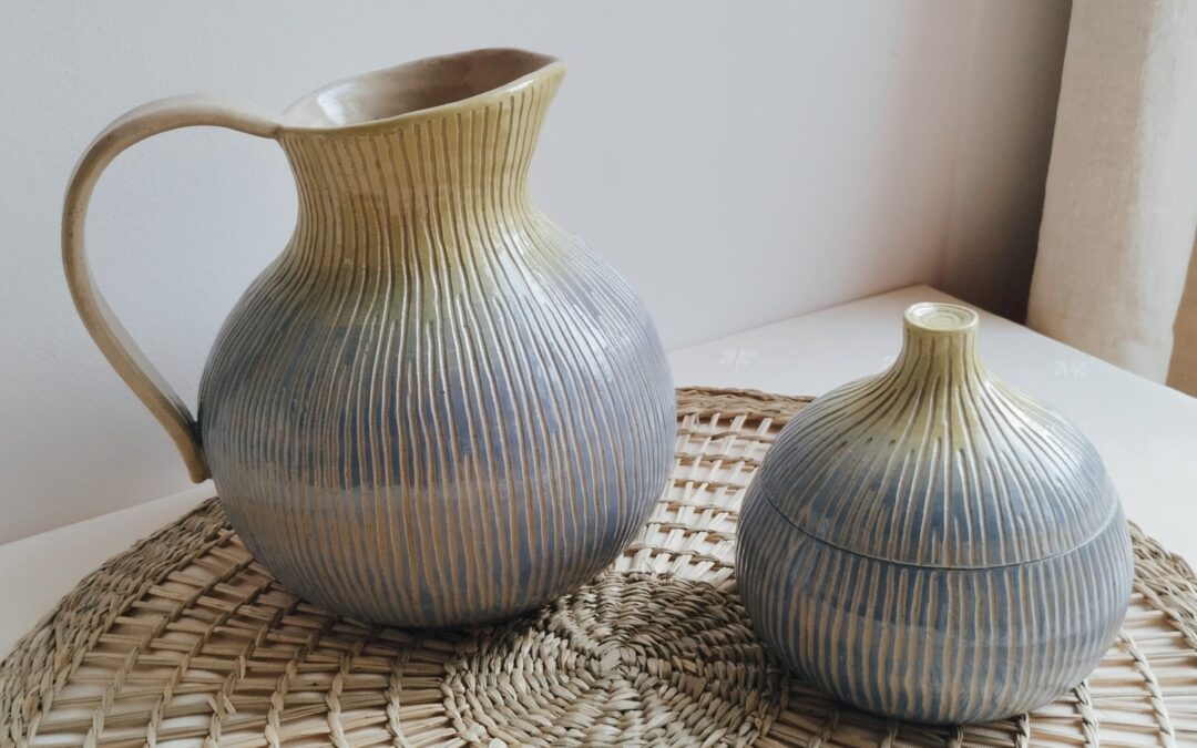 carafe et boite Sillon figue, Céramique artisanale en forme de figue colorée en dégradé de mauve à vert clair. Motif de lignes verticales gravées
