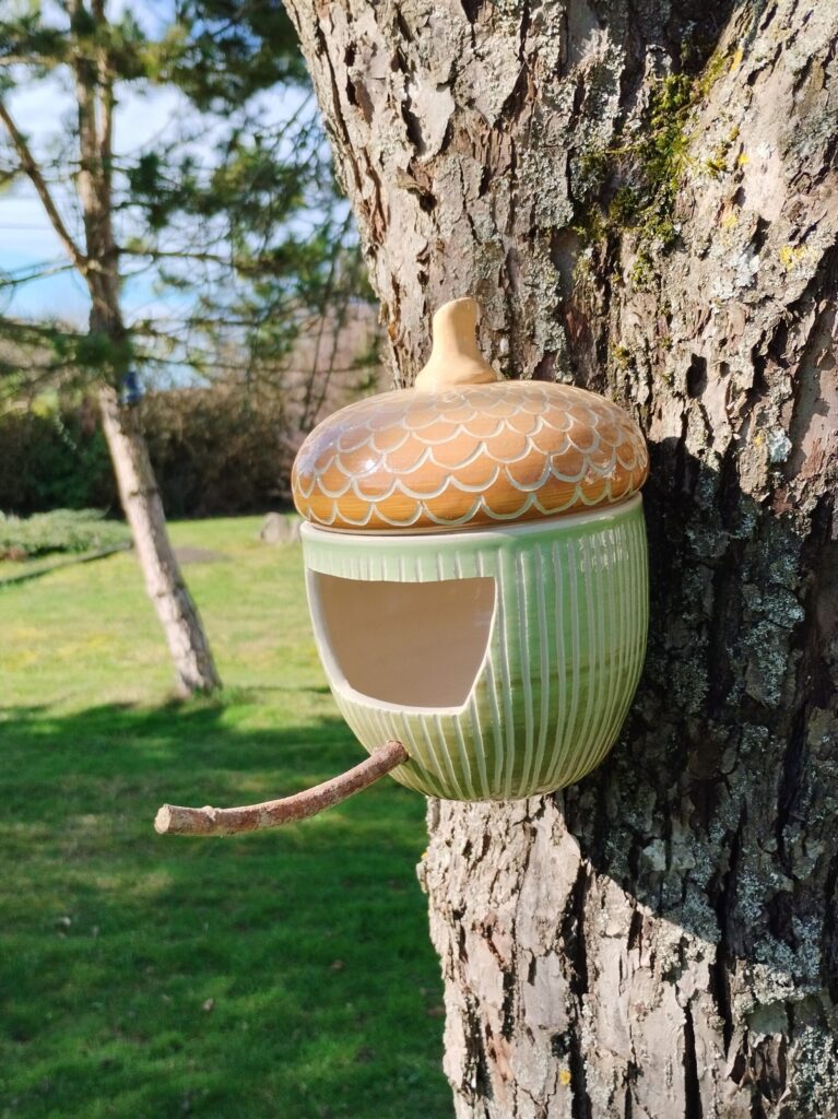 Mangeoire à oiseaux en grès émaillé décor vert et marron gravé