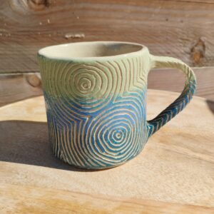 Mug XL Sillon bleu et vert, en céramique artisanale. Motif de lignes concentriques gravée, vu de profil