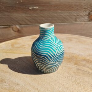 mini vase en grès gravé bleu