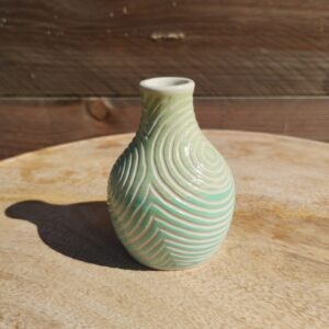 Mini vase Sillon vert tendre, en céramique artisanale. Motif de lignes concentriques gravées, de face