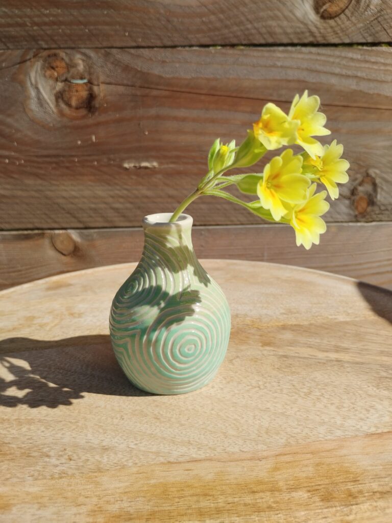 mini vase en céramique vert clair gravé