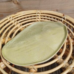 Plat "sillon" vert et pistache, en céramique artisanale, gravé de lignes concentriques selon la technique du sgraffito