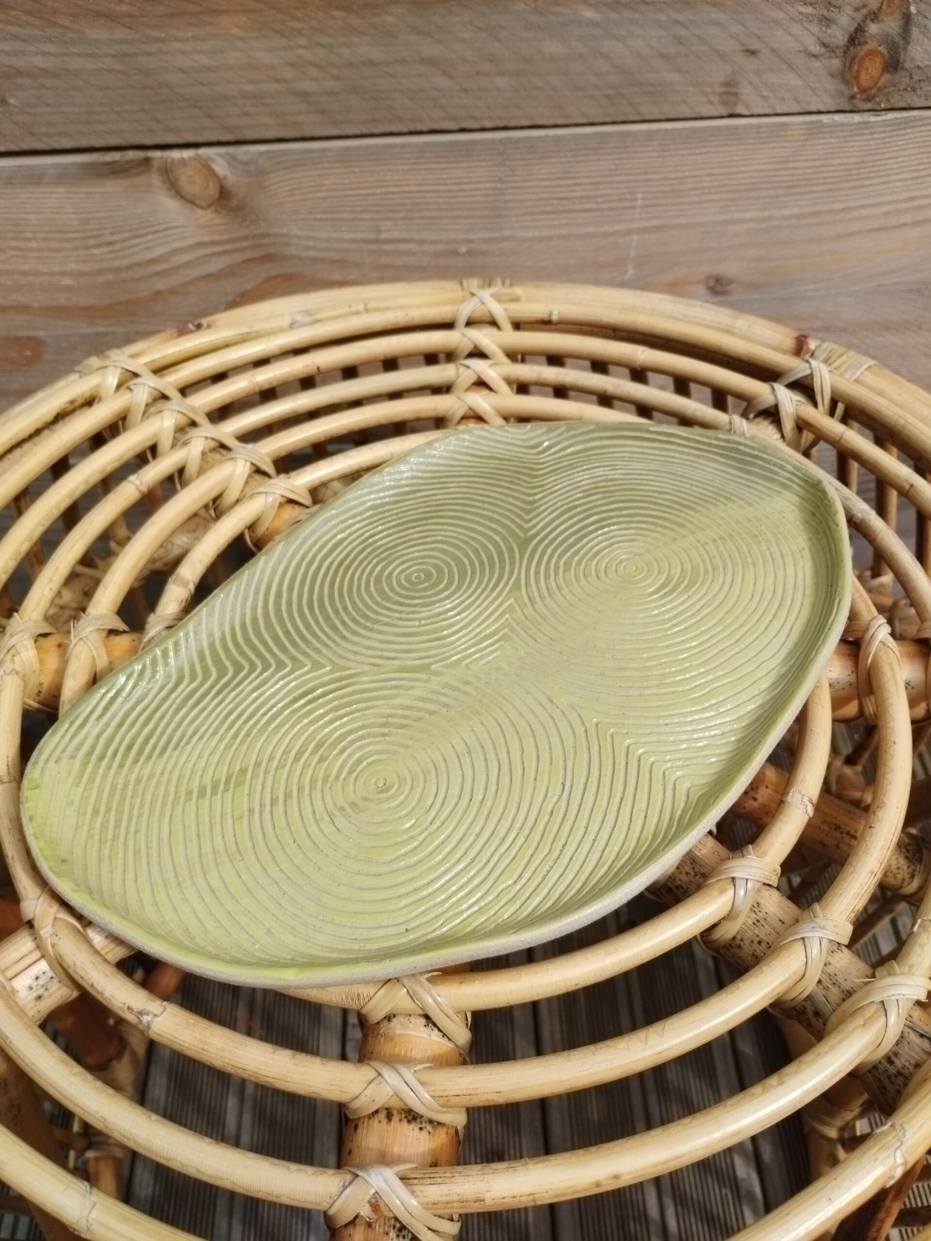 Plat "sillon" vert et pistache, en céramique artisanale, gravé de lignes concentriques selon la technique du sgraffito