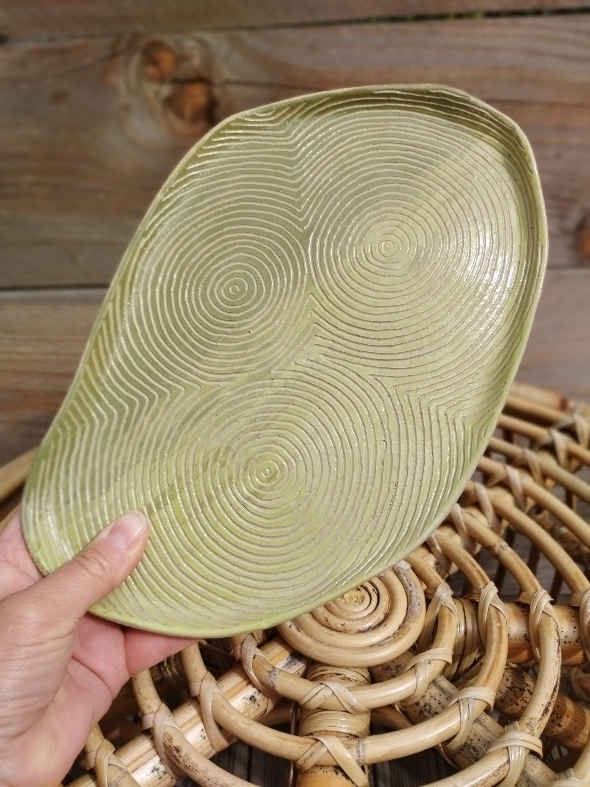 Plat "sillon" vert et pistache, en céramique artisanale, gravé de lignes concentriques selon la technique du sgraffito