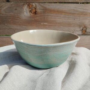 saladier en céramique. Poterie colorée en dégradé de bleu, motif de lignes gravées évoquant les mouvements de l'eau