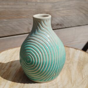 Mini vase en grès émaillé beige. fond coloré en dégradé de bleu, puis gravé avec la technique du sgraffito.