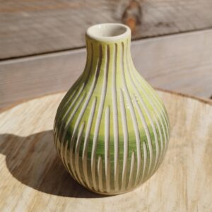 Mini vase en céramique vert jaune, lignes gravées verticales selon la technique du sgraffito