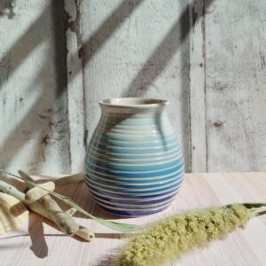 vase sillon marine et ciel. Poterie artisanal. Motif de lignes horizontales gravées