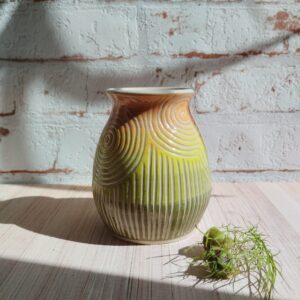 vase sillon orange et vert. Céramique artisanale. Motif floral de lignes gravées