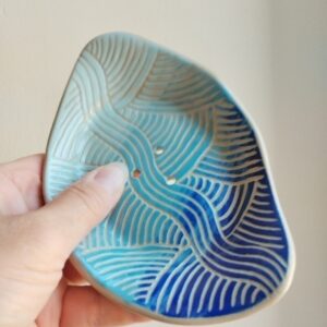 porte savon "sillon" marine et ciel. Céramique artisanale. Poterie en dégradé de bleu. Motif de lignes gravées évoquant les mouvements de l'eau