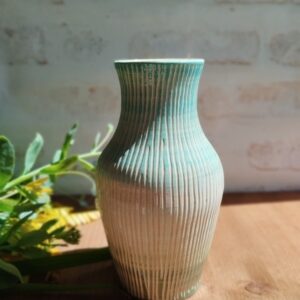 Grand vase sillon vert et turquoise. céramique artisanale en dégradé de vert à turquoise. Motif de lignes gravées verticales