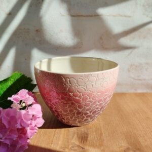 Grand bol "sillon" hortensia. Céramique artisanale. Poterie en dégradé de cassis à rose. Motif hortensia gravé
