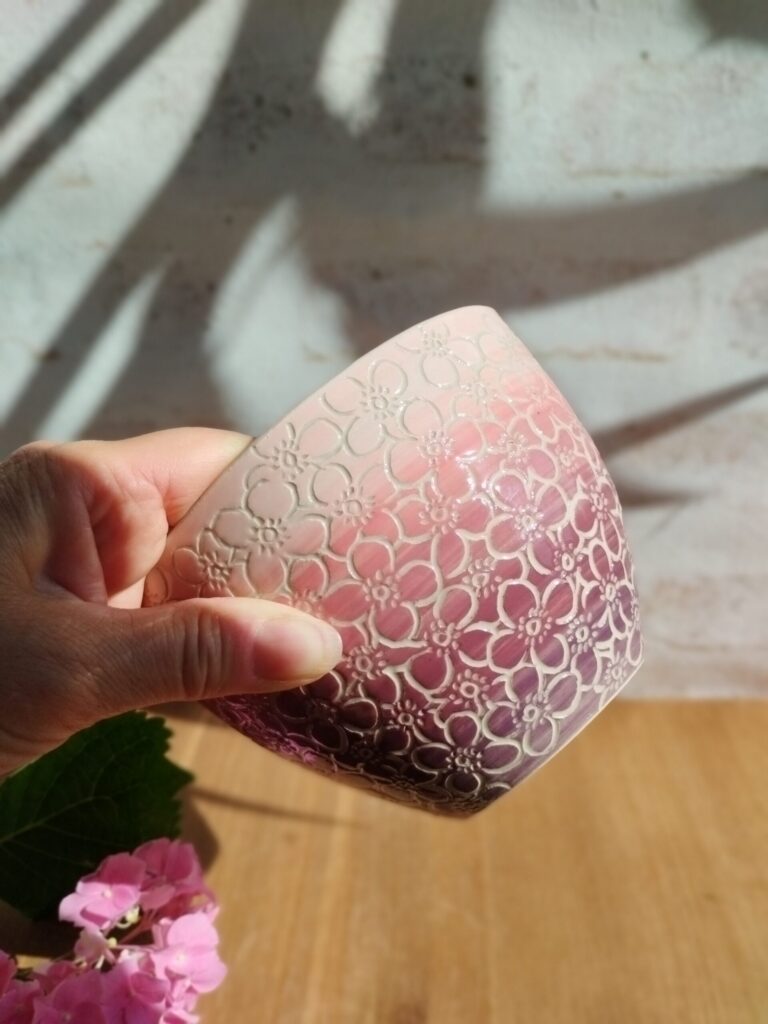 IMG_20260710_174100 Grand bol "sillon" hortensia. Céramique artisanale. Poterie en dégradé de cassis à rose. Motif hortensia gravé