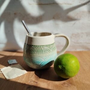 mug "sillon" ciel et vert. Céramique artisanale. Poterie en dégradé de bleu et vert. Motif de lignes gravées évoquant les mouvements de l'eau