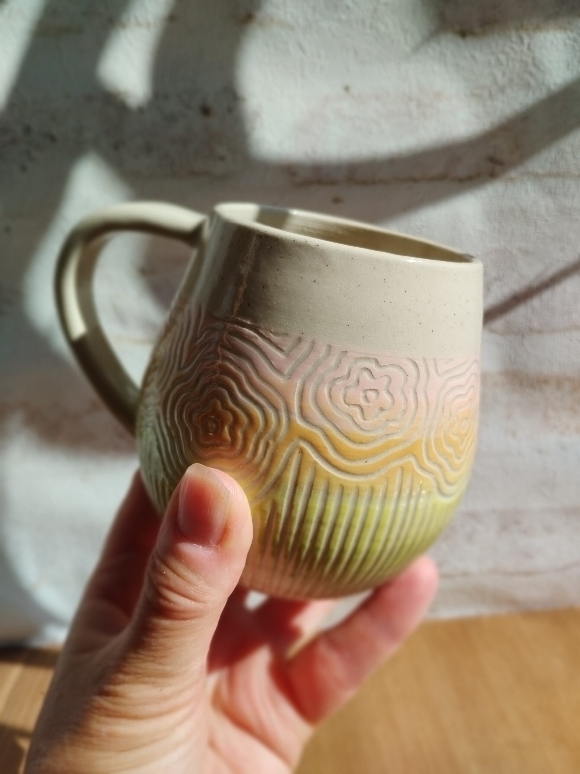 Mug "sillon" fleurs pastel. Céramique artisanale. Poterie en dégradé de teintes pastel. Motif de lignes gravées évoquant des fleurs et des tiges