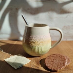 Mug "sillon" fleurs pastel. Céramique artisanale. Poterie en dégradé de teintes pastel. Motif de lignes gravées évoquant des fleurs et des tiges