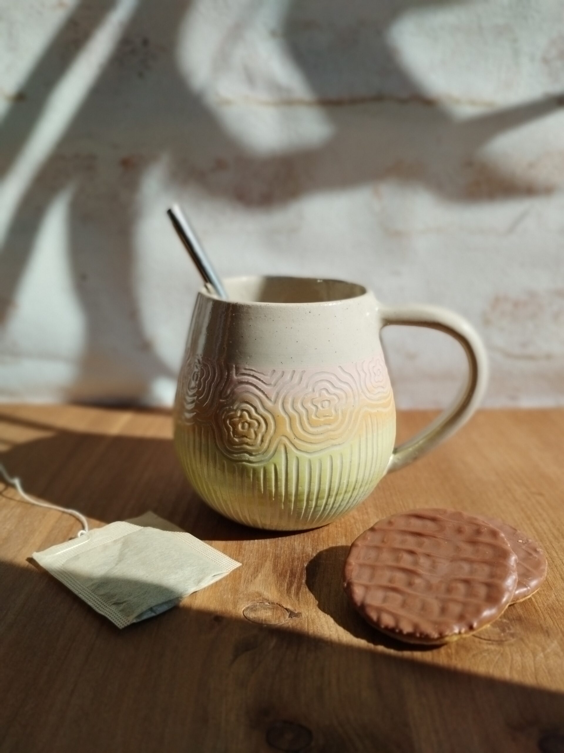 Mug "sillon" fleurs pastel. Céramique artisanale. Poterie en dégradé de teintes pastel. Motif de lignes gravées évoquant des fleurs et des tiges