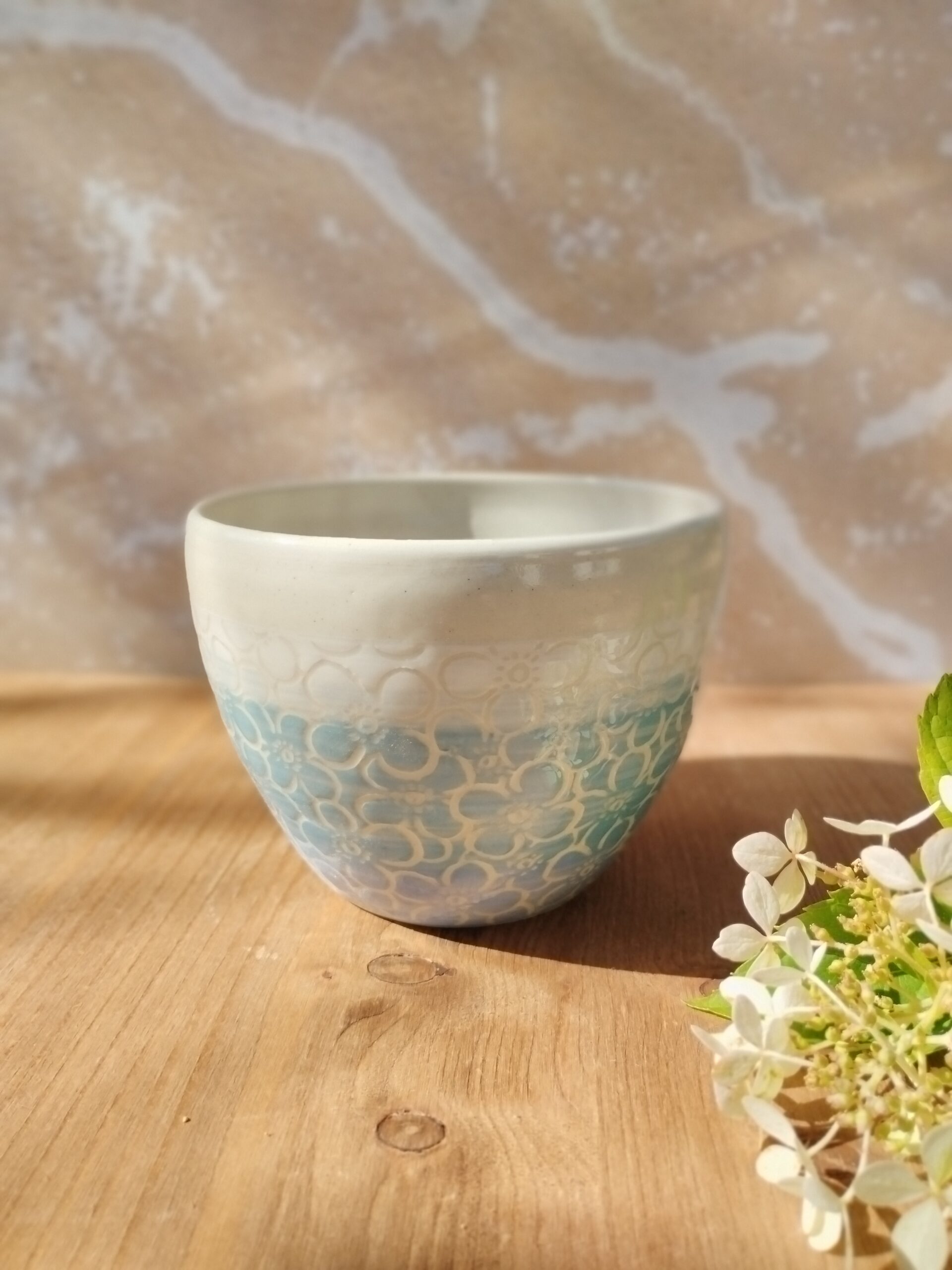 Grand bol "sillon" hortensia bleu et blanc. Céramique artisanale écrue. Décor bleu et blanc avec motif gravé d'hortensia