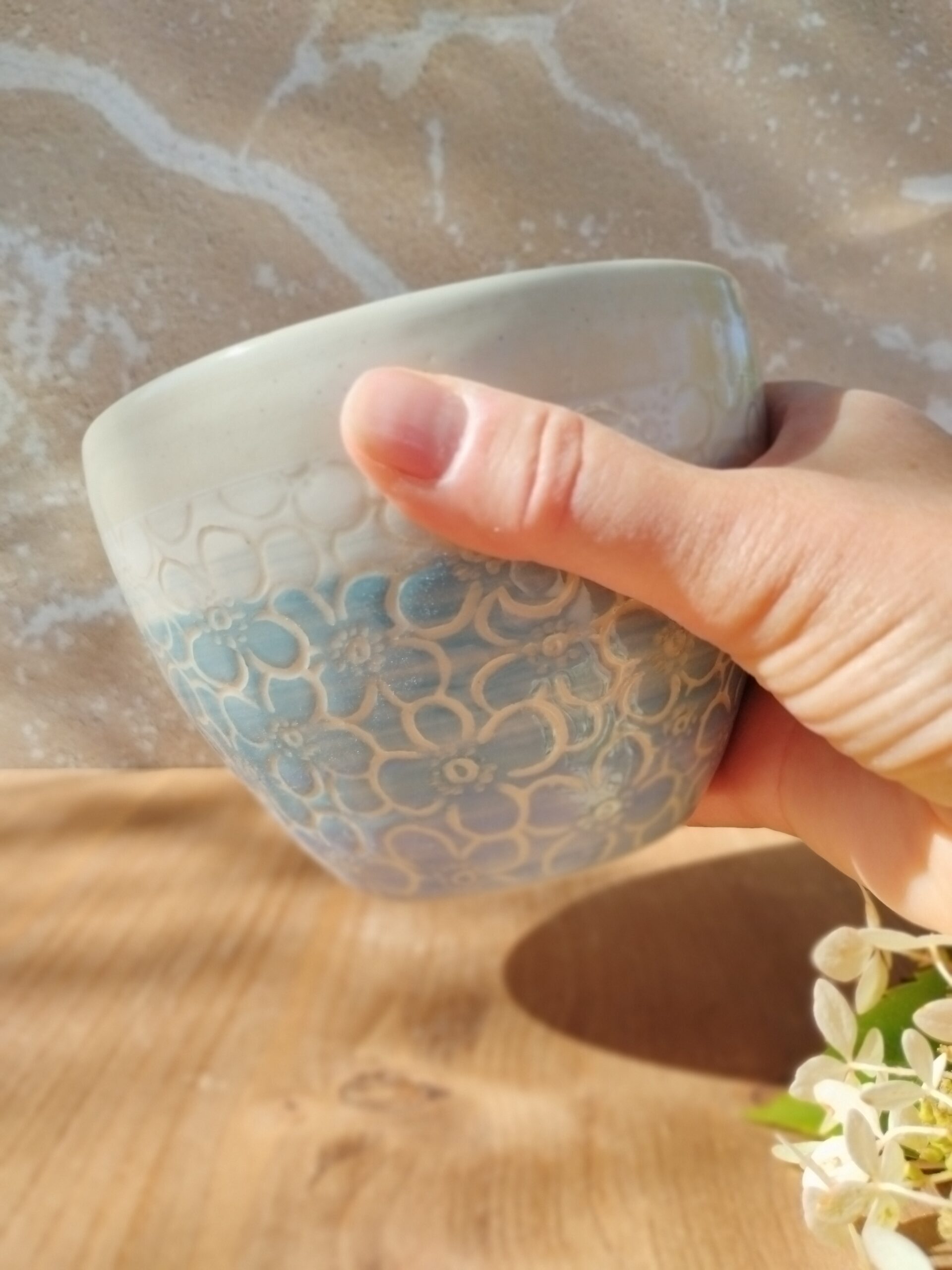 Grand bol "sillon" hortensia bleu et blanc. Céramique artisanale écrue. Décor bleu et blanc avec motif gravé d'hortensia
