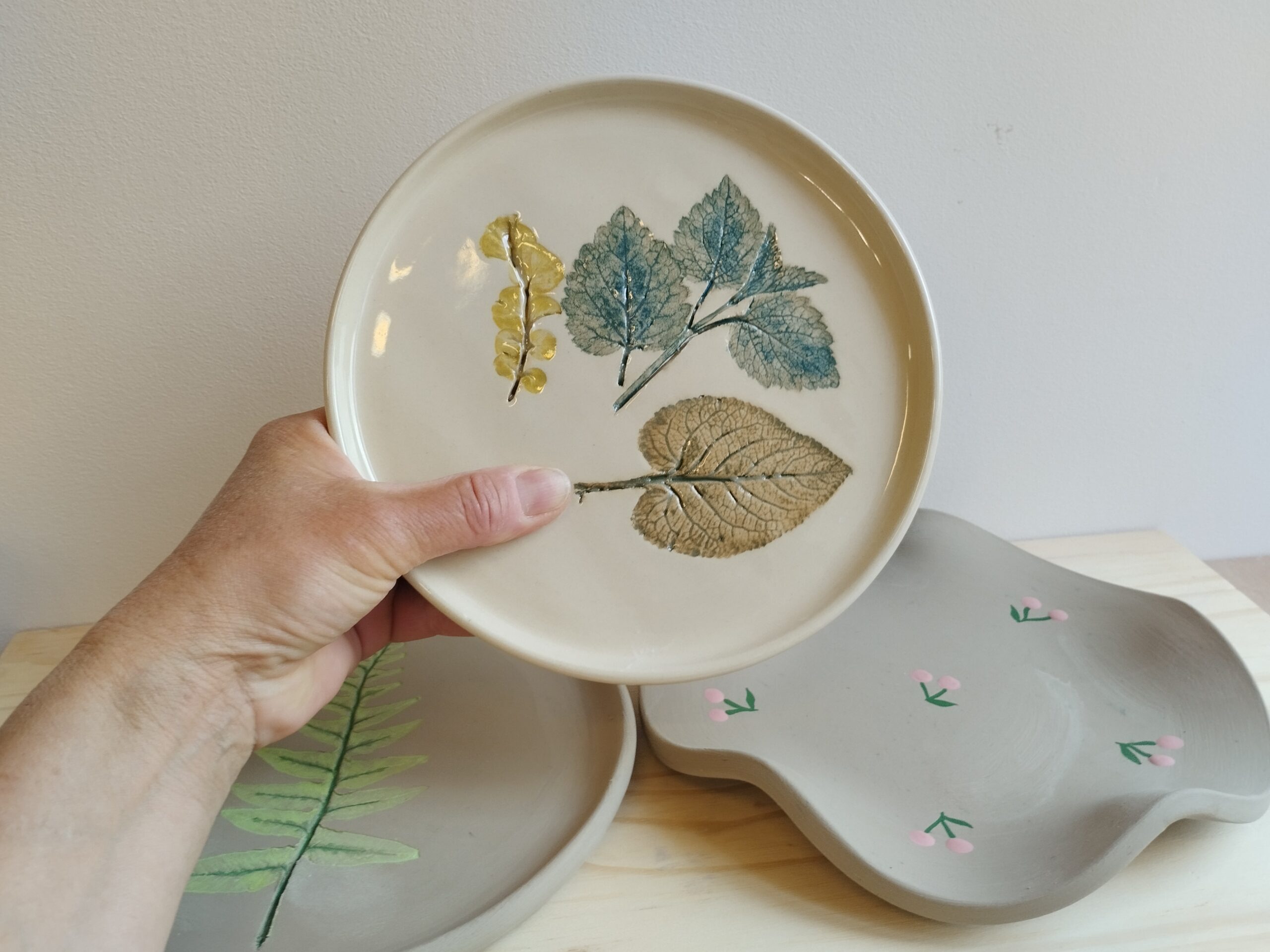 Assiette en céramique artisanale. Décor de feuillages estampés