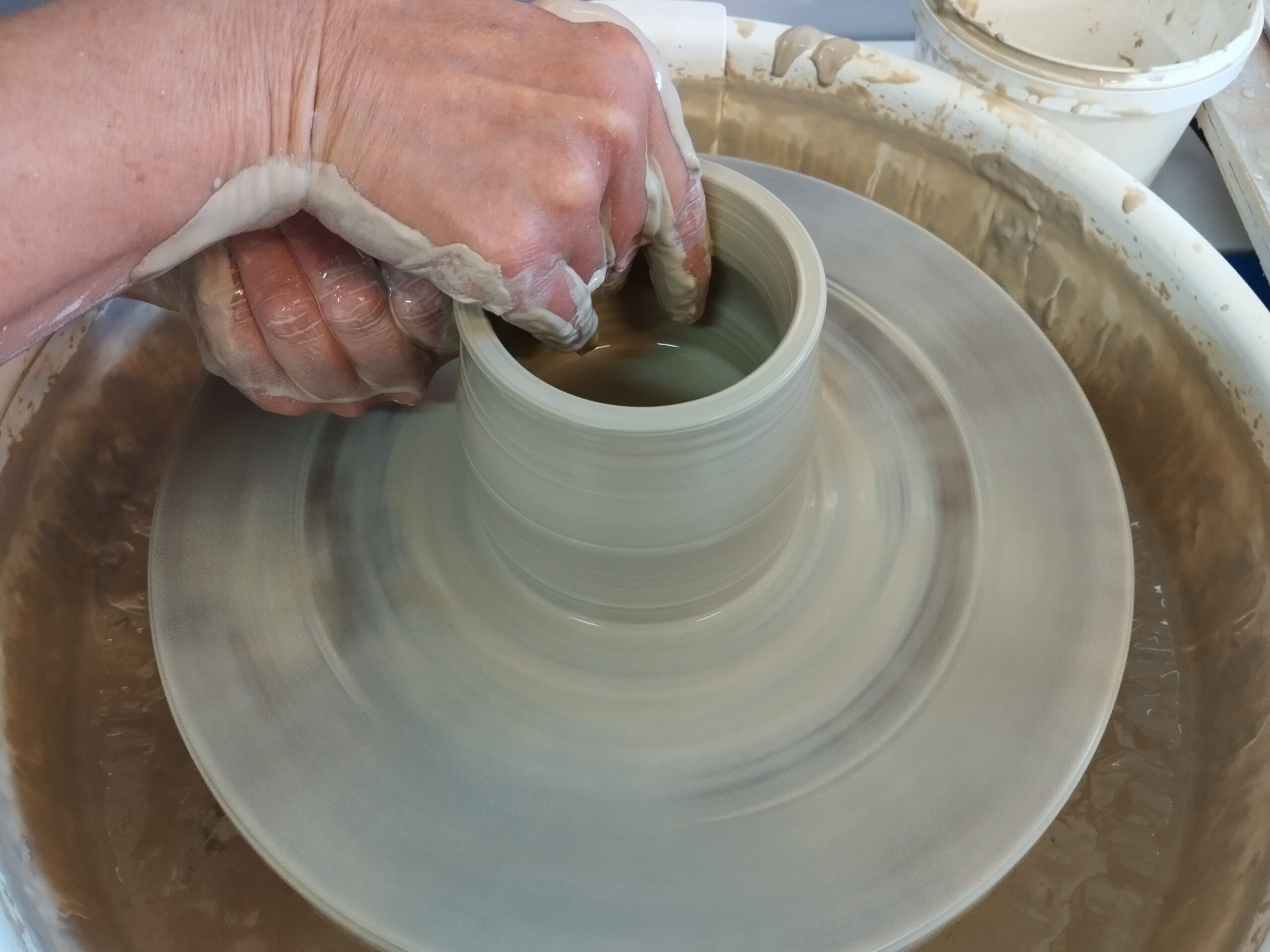 Fabrication d'une tasse en céramique artisanale sur le tour de potier