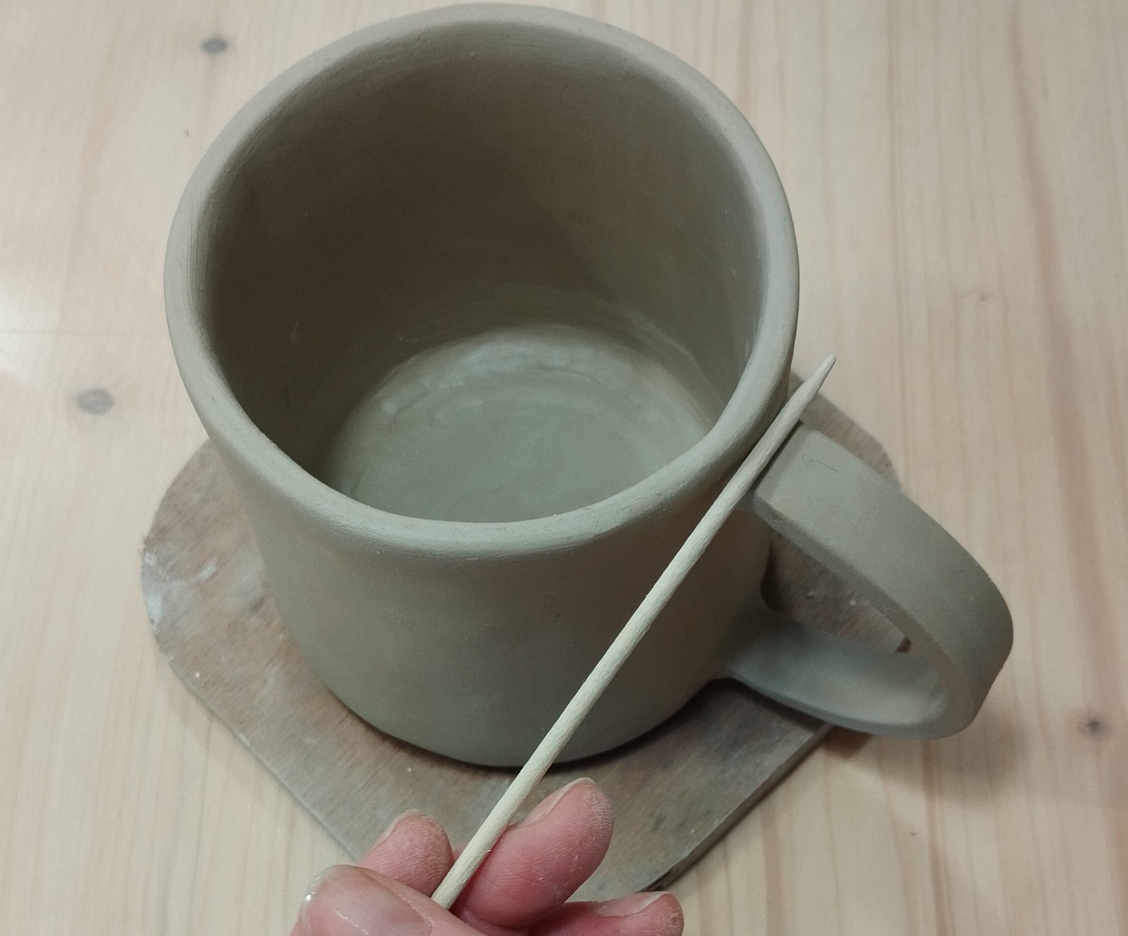 Modelage d'un mug en céramique artisanale