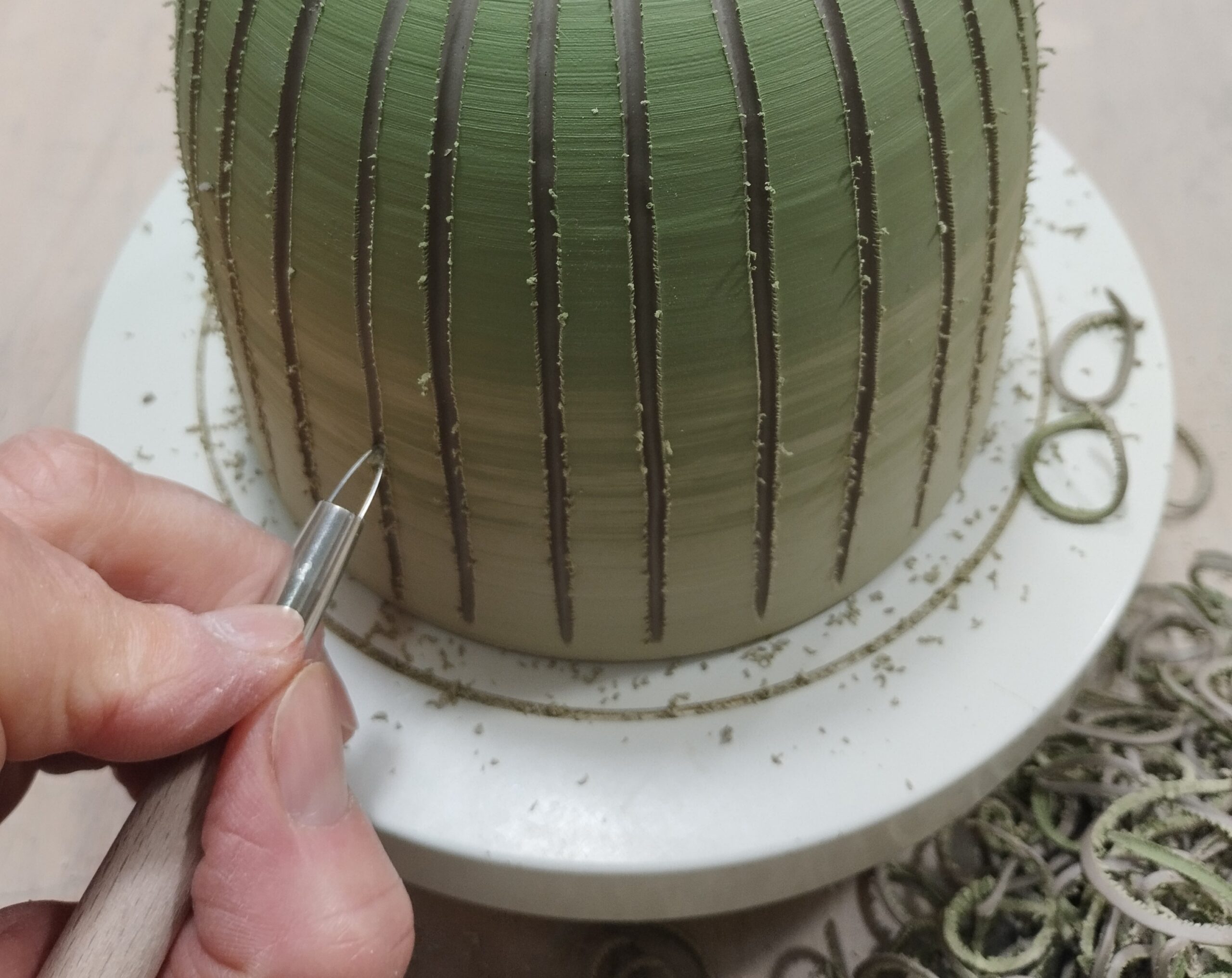 Gravure sur une céramique artisanale. Technique du sgraffito