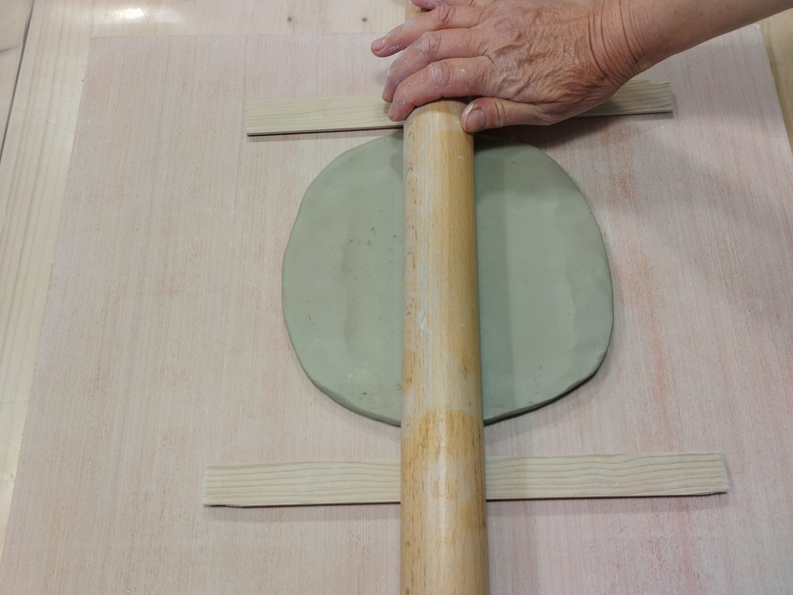 Réalisation d'une plaque d'argile pour le modelage d'un objet en céramique artisanale